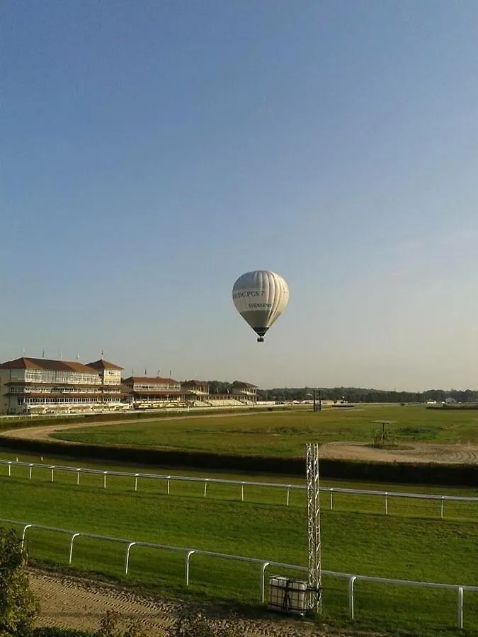 Apartment Ferienwohnung Rennbahn - Life Iffezheim; Wohnen mit Rennbahnblick