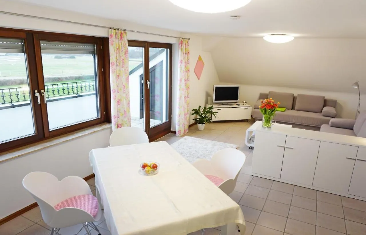 Ferienwohnung Rennbahn - Life Iffezheim; Wohnen mit Rennbahnblick