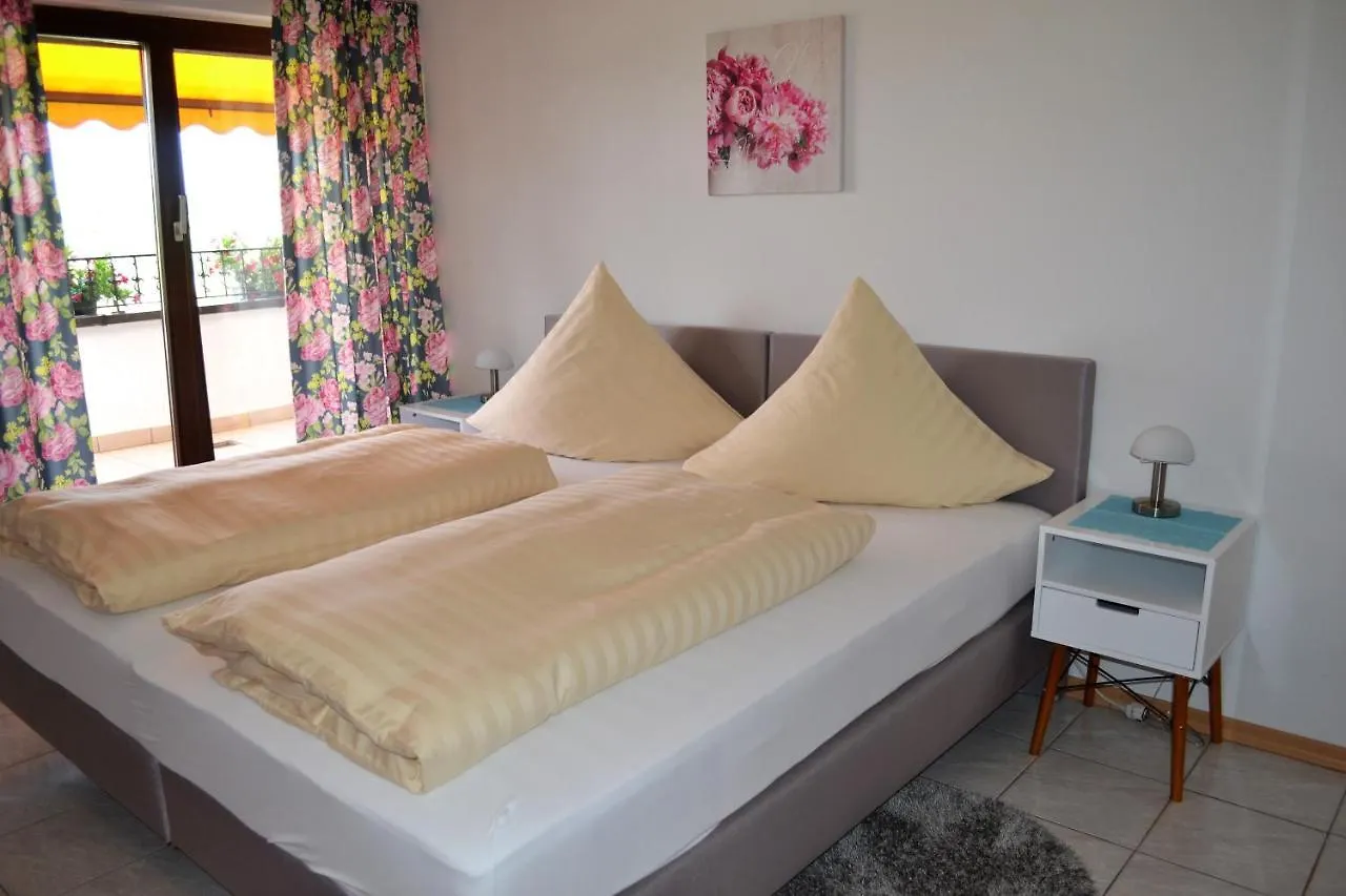 Apartment Ferienwohnung Rennbahn - Life Iffezheim; Wohnen mit Rennbahnblick